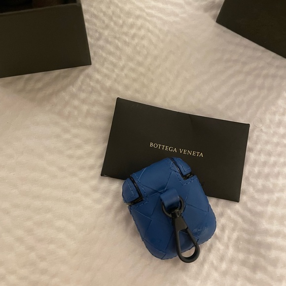 Bottega Veneta Blue Leather Airpods Case With Keychain Clip - Picture 7 of 7